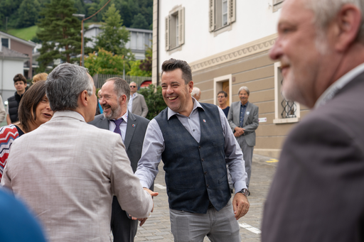 Kantonsrat Kari Camenzind begrüsst den Bundesrat.