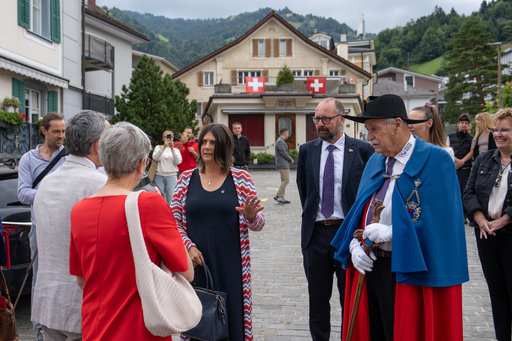 Frau Bezirksammann Sandra Häusler im Gespräch mit dem Bundesrat.